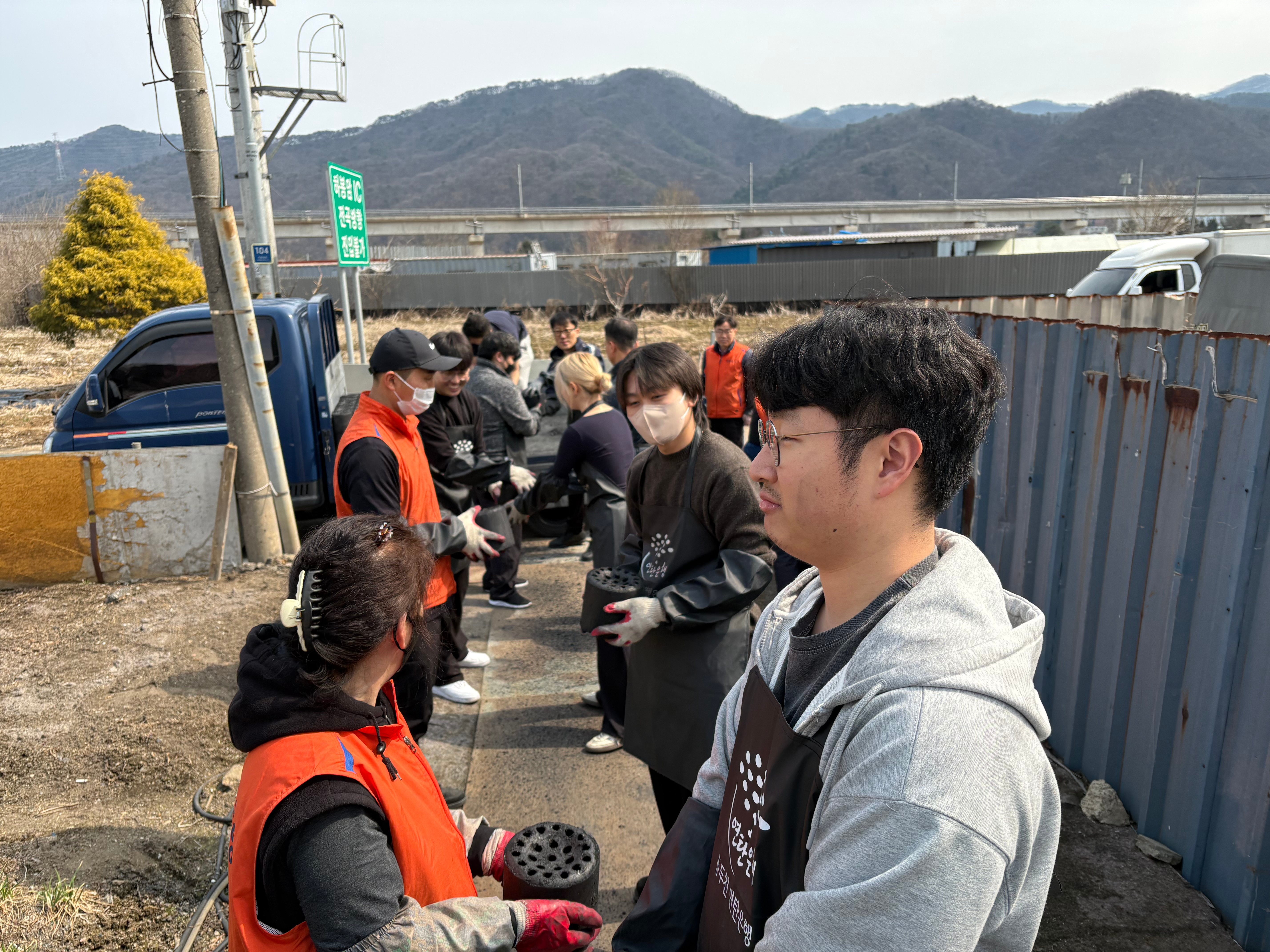 청년부 연탄봉사 사진 2
